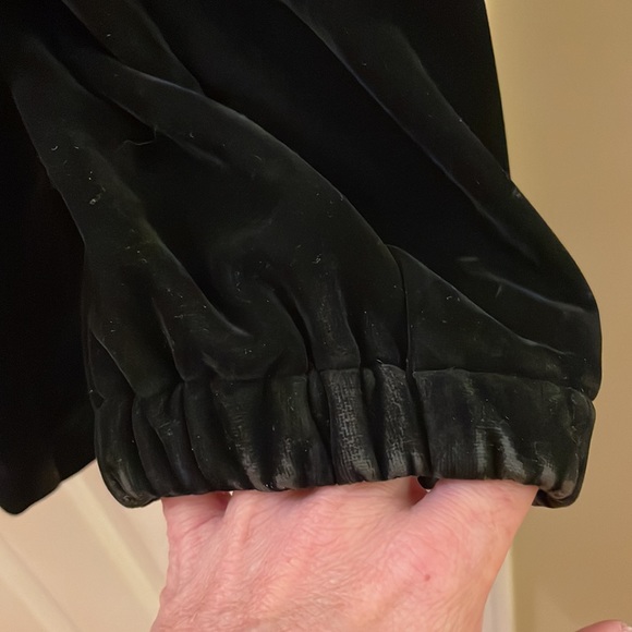 Van husen coat.. it is velvet with fleece lining it fits more like a xl. - Picture 6 of 6